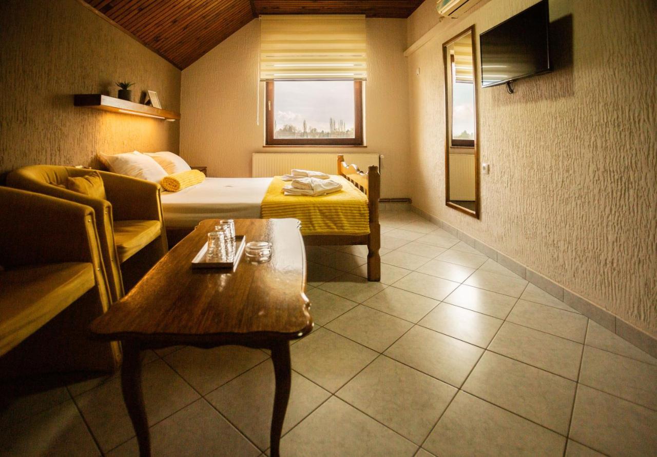 Guest House Vila Alexandar ปาลิช ภายนอก รูปภาพ