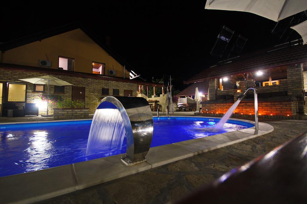 Guest House Vila Alexandar ปาลิช ภายนอก รูปภาพ